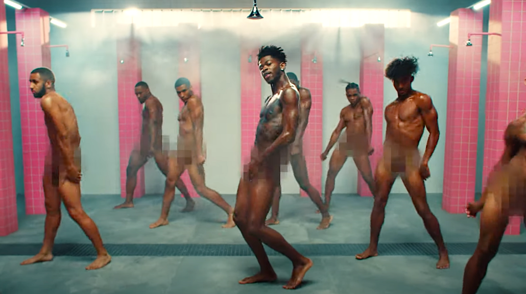 Lil Nas X tanzt in "Industry Baby" nackt in der Gefängnisdusche! 